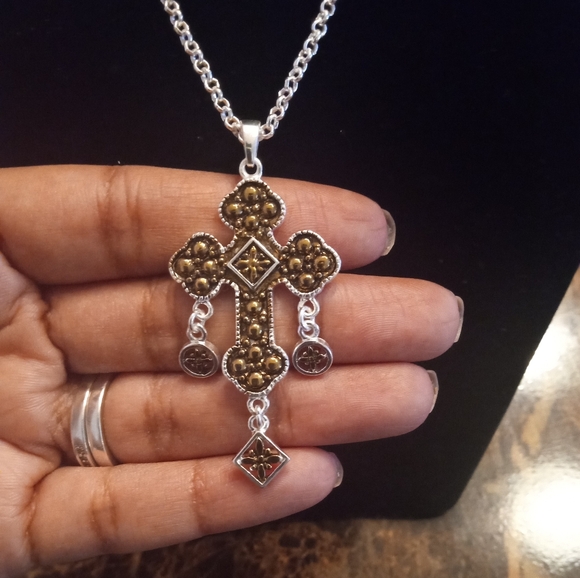 Vintage 70's Florentine Cross Pendant Silvertone Necklace - Picture 2 of 5
